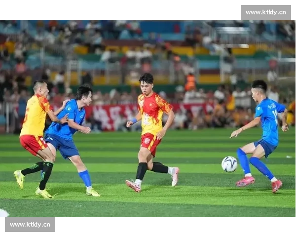 激烈对决瞬间展现 足球赛场上英雄豪杰拼搏无畏